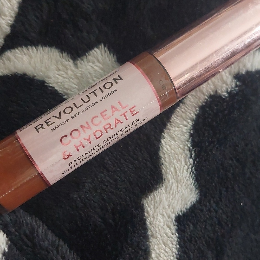 New makeup revolution conceal and hydrate c16